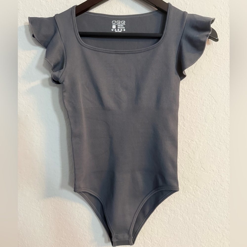 OQQ Gray Ruffled Flutter Sleeve Ribbed Bodysuit - Picture 2 of 7
